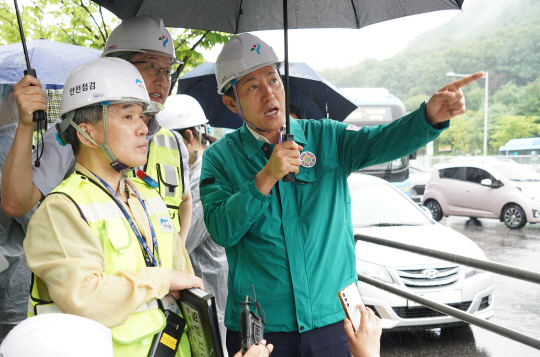오세훈 서울시장이 18일 염곡동서지하차도를 찾아 시설물을 점검했다. 서울시 제공.